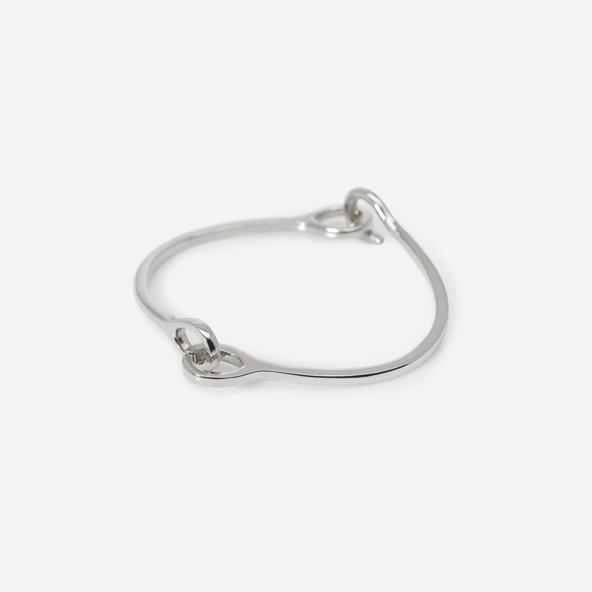 Bracelet menotte Noé unisexe en métal argenté, bijou articulé au design minimaliste.