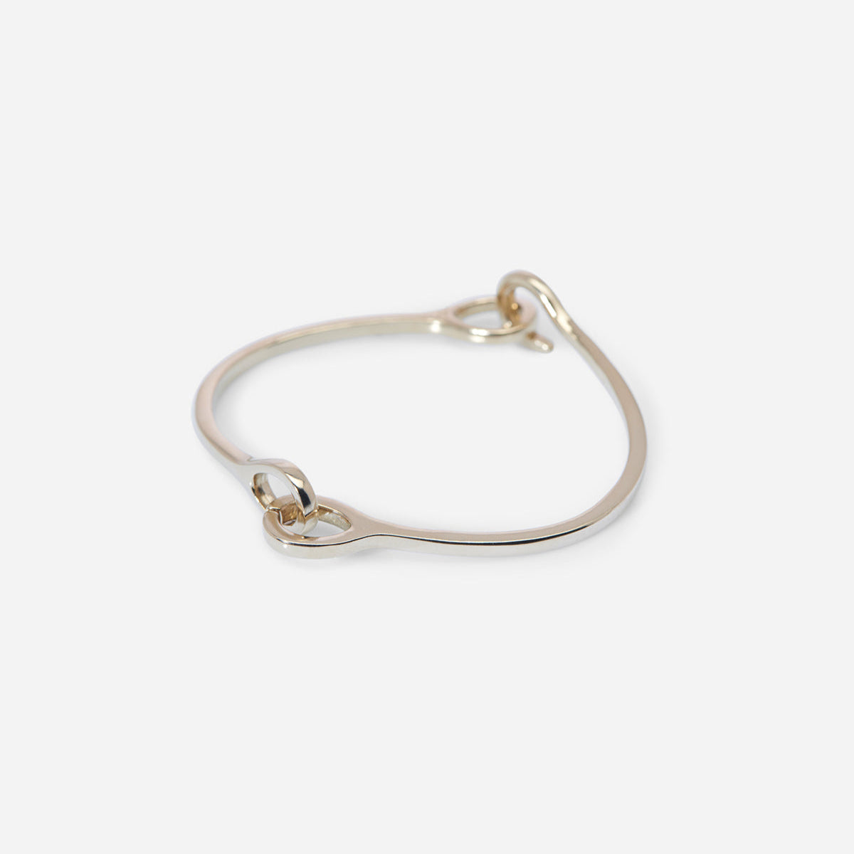 Bracelet menotte Noé unisexe en métal doré, bijou articulé au design minimaliste.