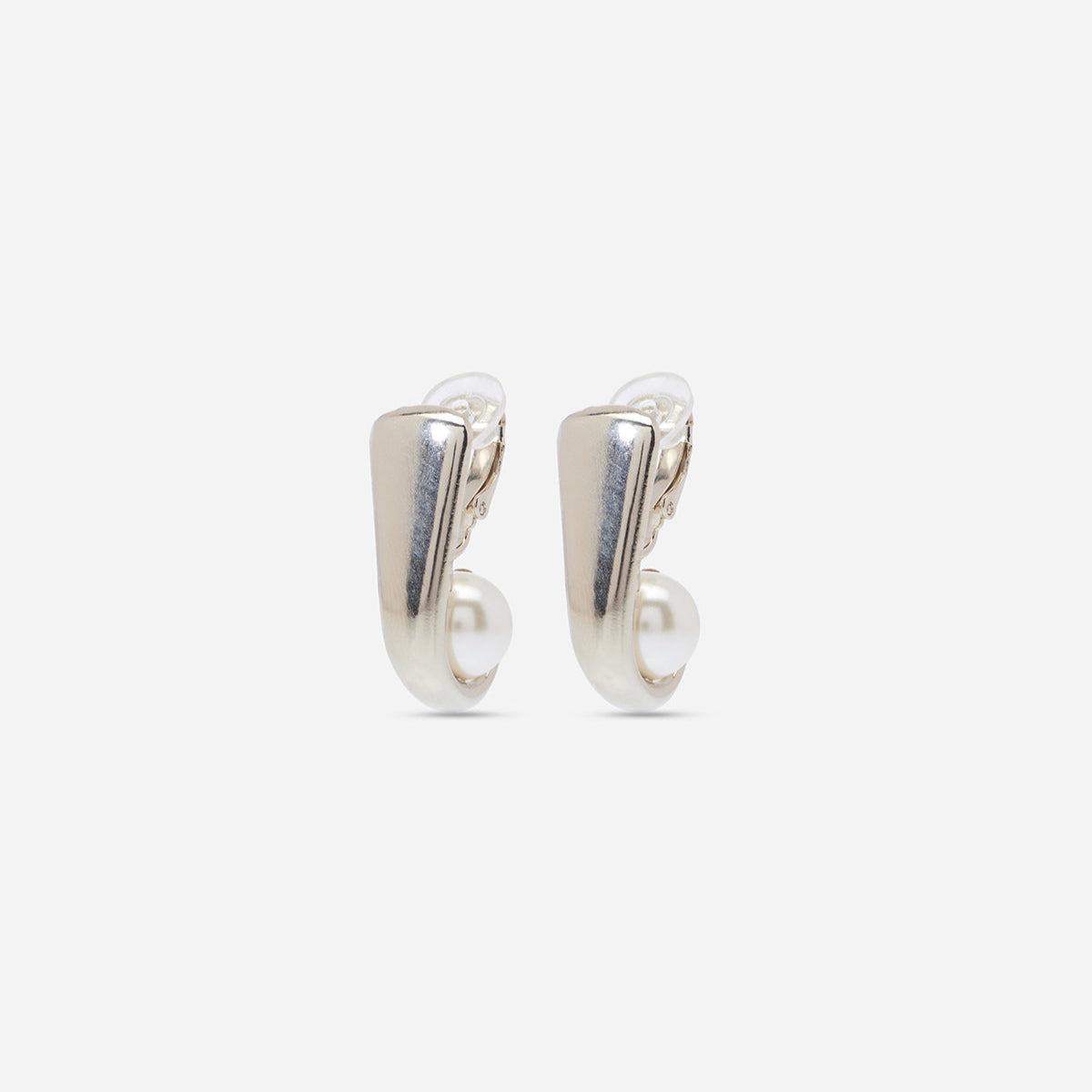 Boucles d’oreilles Noé en métal satiné doré et crème, ornées de perles en cristal laqué, en clip.