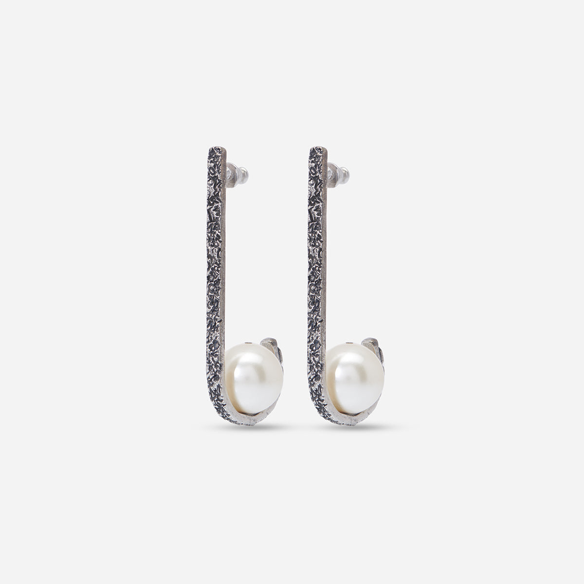 Paire de boucles d’oreilles longues Valentina en métal texturé vieil argent, avec perles en cristal laqué, percées.