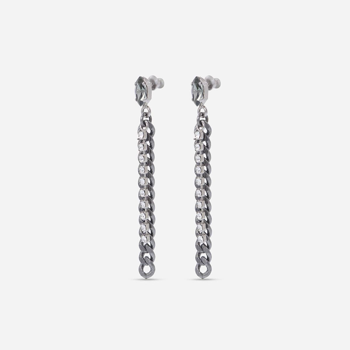 Boucles d’oreilles longues Venus, chaînes gourmette et chaînettes de strass en métal ruthénium et cristal.