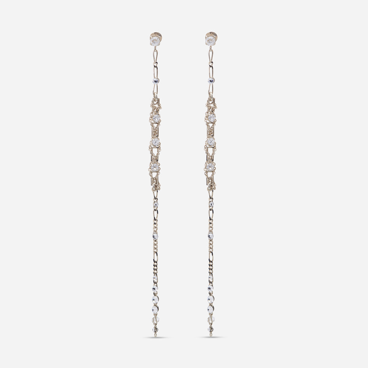 Les boucles d’oreilles longues pendantes Alex en métal satiné doré et cristal, chaînes tressées ornées de strass.