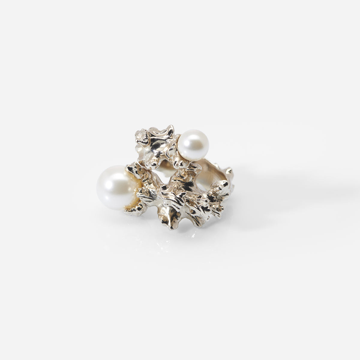 Une bague perles Nature, sculpturale, en métal doré, crème, enrichie de deux perles en cristal laqué.