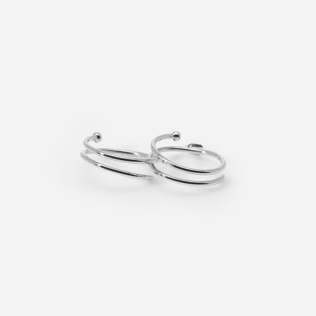 Bague double Aurore en métal argenté, unisexe et minimaliste, composée de deux anneaux reliés.