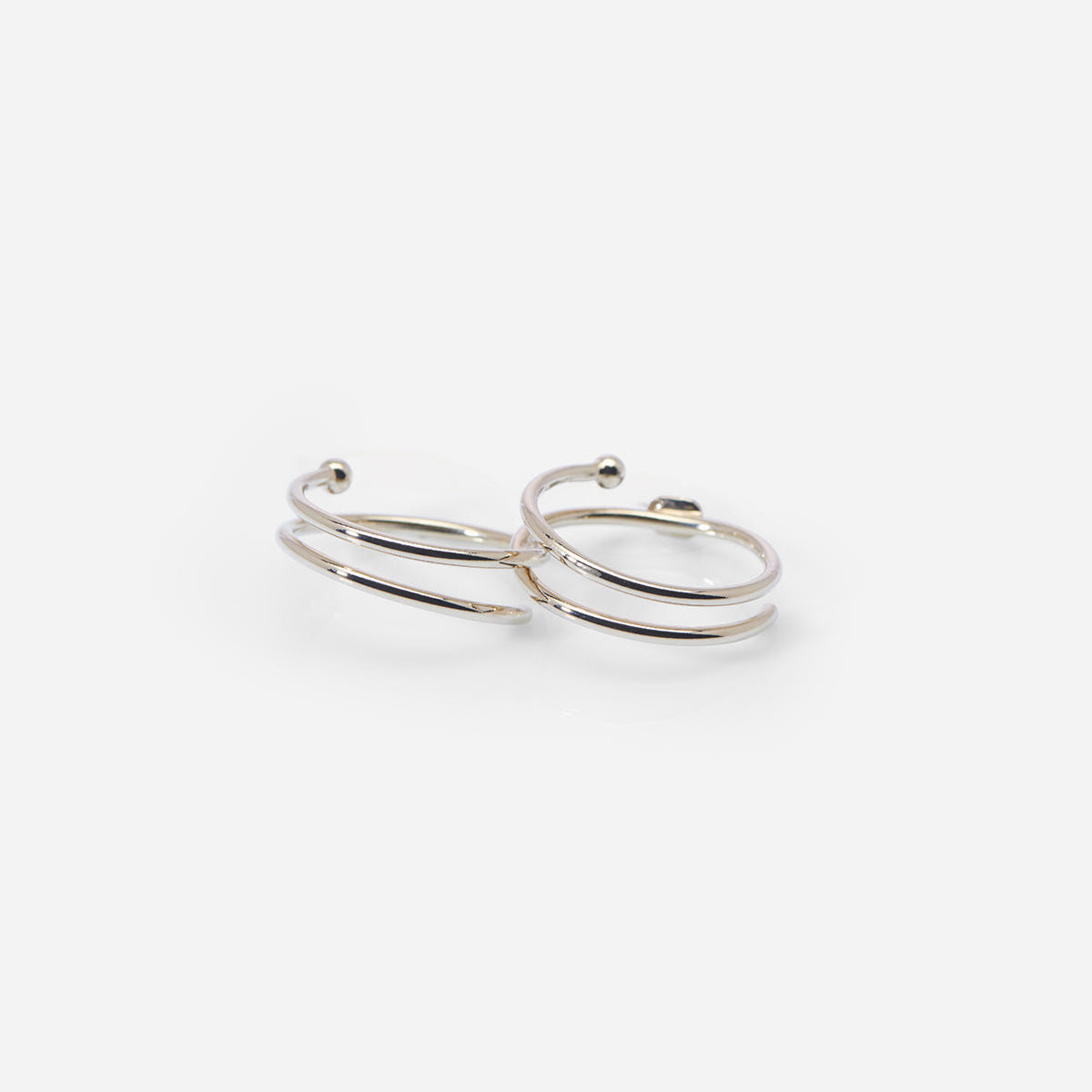 Bague double Aurore en métal doré, unisexe et minimaliste, composée de deux anneaux reliés.