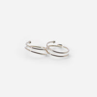 Bague double Aurore en métal doré, unisexe et minimaliste, composée de deux anneaux reliés.