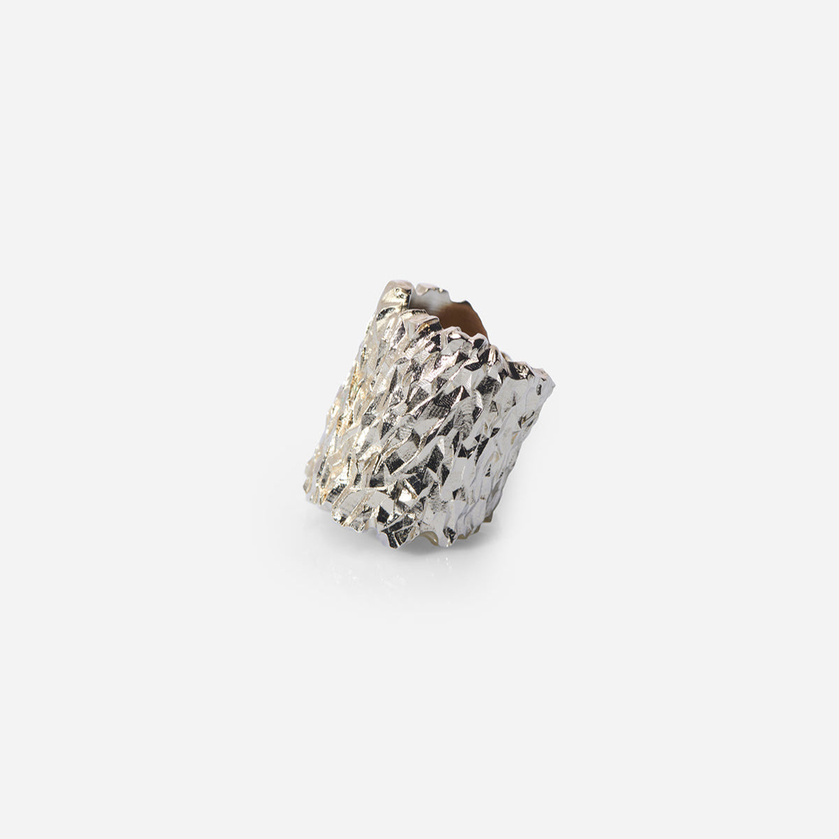 La bague jonc Mars en métal doré, forme fermée, s’impose comme une manchette miniature au doigt, au style graphique.