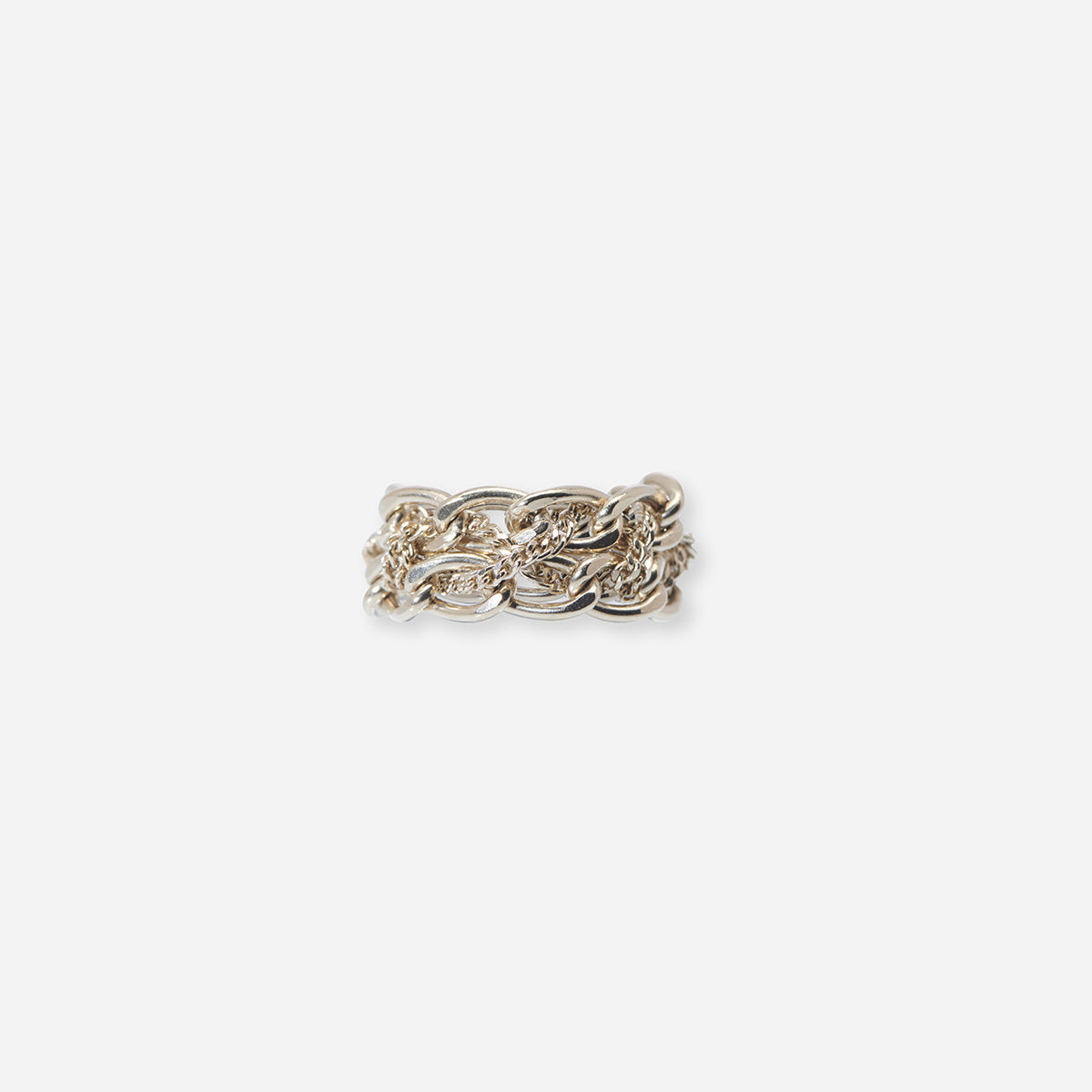 Une bague chaîne Andrea en métal doré unisexe aux chaînes tressées avec un effet texturé.