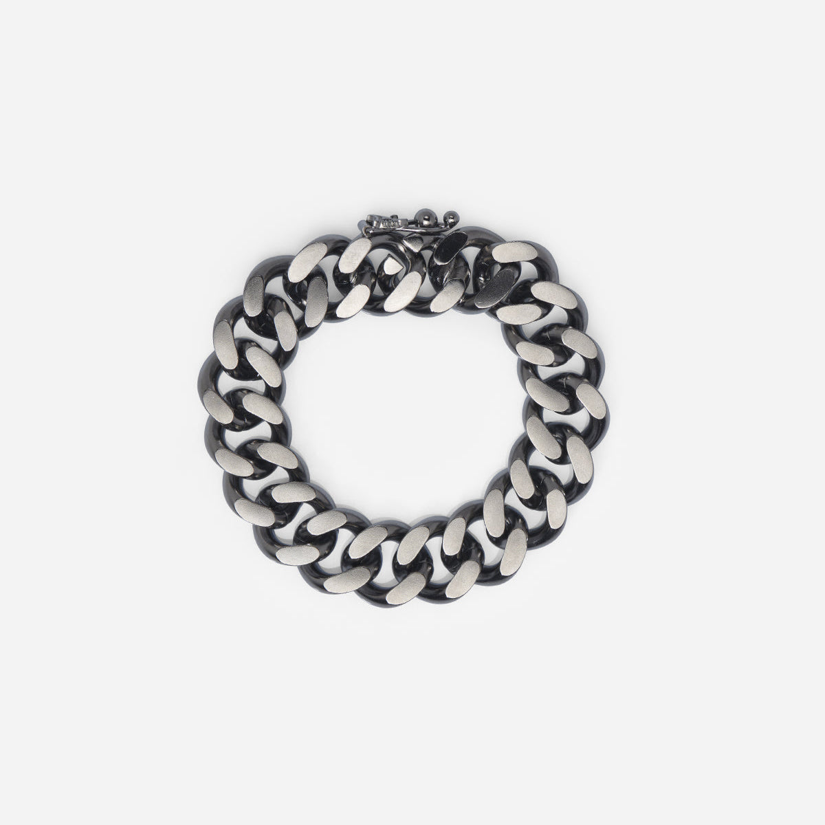 Un bracelet chaîne homme Nebula en métal satin ruthénium, avec ses maillons graphiques. 